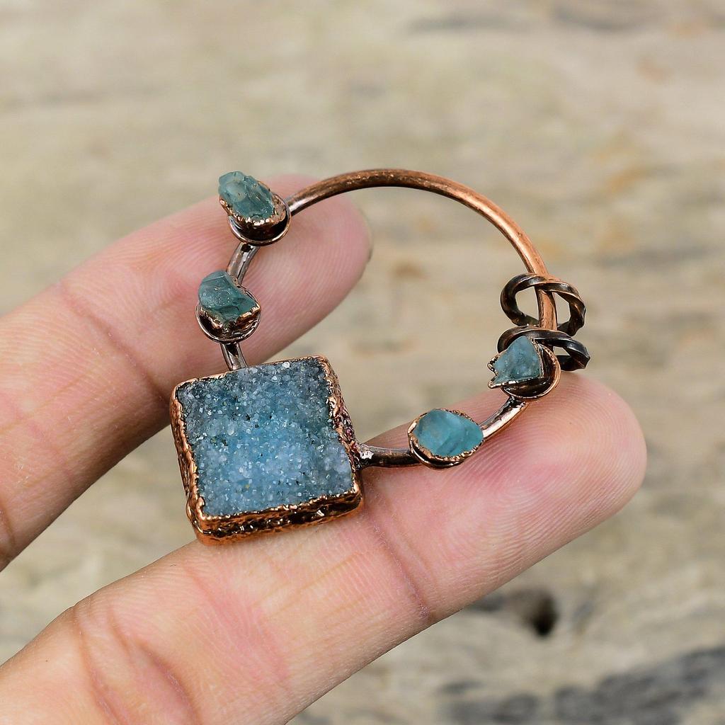 Подвеска «Синие друзы» Медный кулон, изготовленный гальваническим способом, Неоновый апатит, Грубый кулон, Ювелирные изделия, изготовленные методом гальванопластики, Подвеска из драгоценного камня ручной работы, Подарок на годовщину