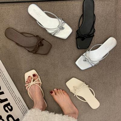 Корейская версия ретро-тапочек для женщин, летняя одежда 2024, новые, с плоской подошвой, простые, с застежкой-клипсой, нескользящие, римские, с узором «елочка», классные тапочки