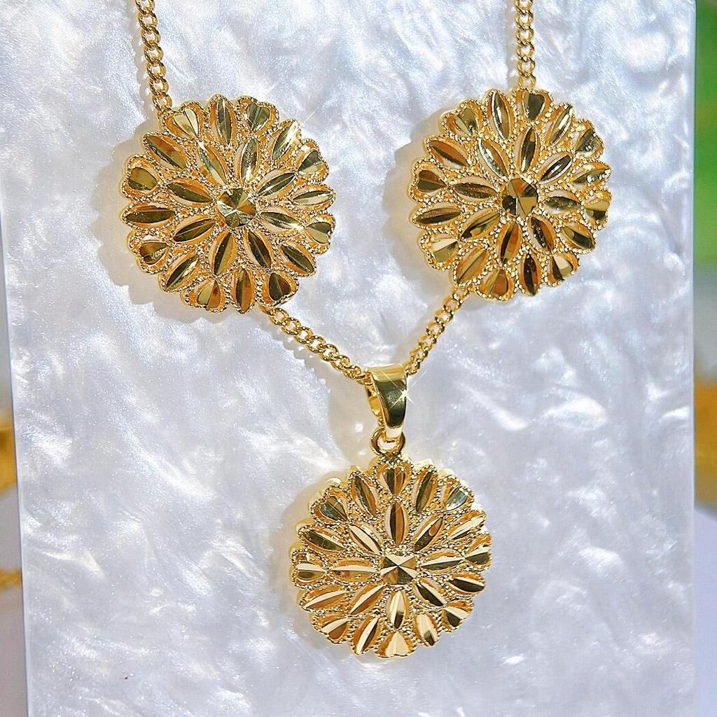 CMM Two-Piece Set Of Luxurious Golden Round Circle Carved Pendant Necklace Earrings Women's Party Jewelry Accessories