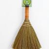 Стильная ретро мини-метла, которая хорошо подметает без статического электричества