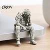 Скульптура солдата на краю стола, 3D-печатная фигурка-украшение, Сидящая тактическая статуэтка, Миниатюрный дисплей, Смешной уставший для декора полки, Аксессуар для стола