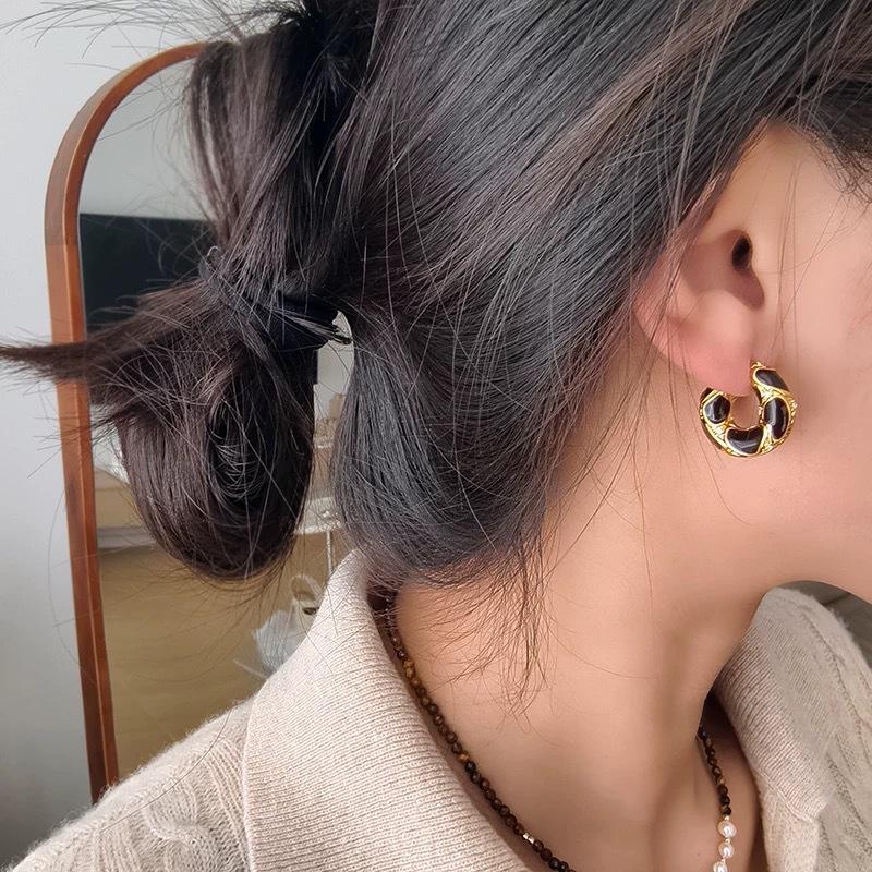 New Vintage Enamel Color Metal Texture Small Circle Hoop Earrings For Women Trendy Gold Plated Statement Ear Buckle Creative Jewelry
