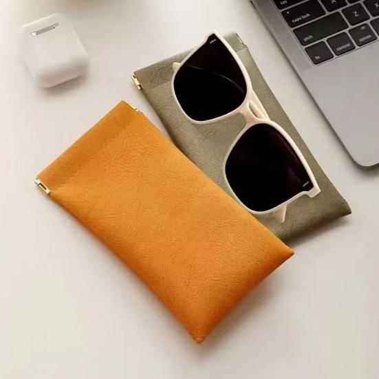 2 шт. Чехол для солнцезащитных очков Мягкий автоматически закрывающийся стильный чехол из искусственной кожи с подкладкой против царапин Компактная сумка для очков Мешок для чистки экрана из микрофибры