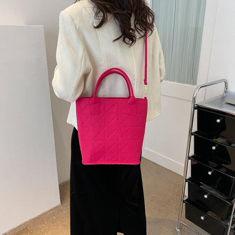 Fashionable Spring 2023 Womens Shoulder Bag Trendy Felt Bucket Bag With Inner Patch Pocket