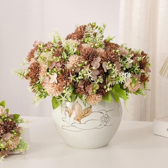 Шикарный букет искусственных цветов, не увядший, полный жизненной силы, создающий атмосферу