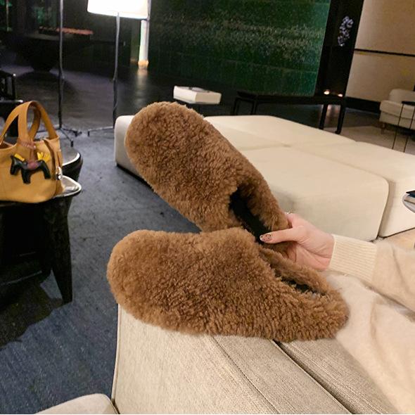 Шерстяная версия головы сумки, ленивые люди педалируют полуволоча пушистые тапочки на одной ноге, женщины носят тепло и с начесом утолщенные хлопковые туфли на плоской подошве в
