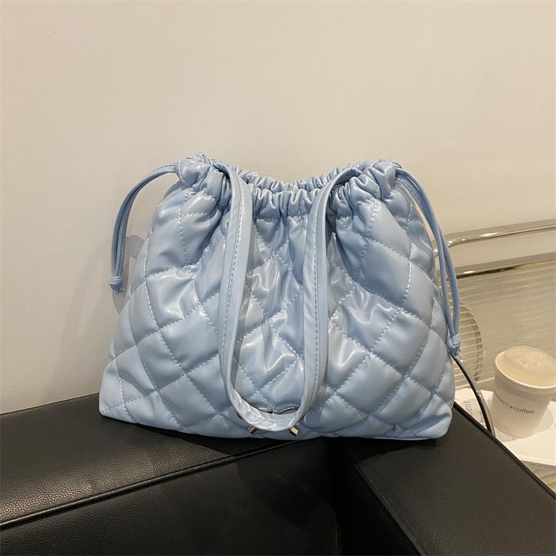 Вместительная сумка-тоут мессенджер с мягкой ромбовидной лямкой, новинка осени и зимы 2025 года, портативная наплечная сумка для женщин для путешествий на короткие расстояния