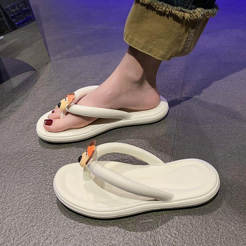 Шлепанцы на плоской подошве для женской верхней одежды 2025 лето новые щипающие ноги нескользящие приморские пляжные милые женские крутые тапочки