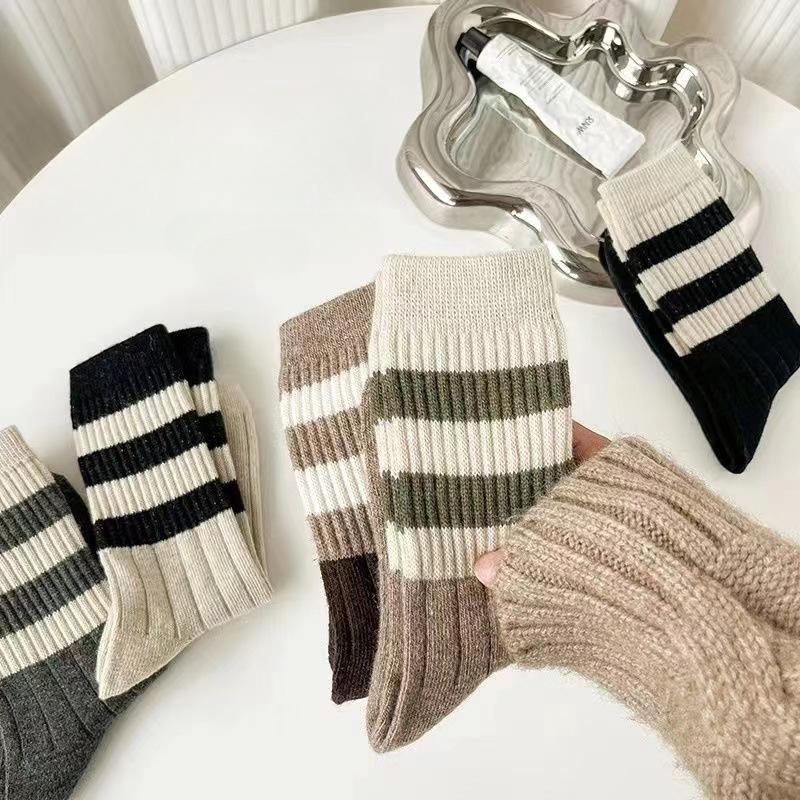 Девушки могут носить женские носки средней длины во все сезоны, с ребристыми носками в полоску двойной ширины цвета Майяр для тепла, простоты и моды.