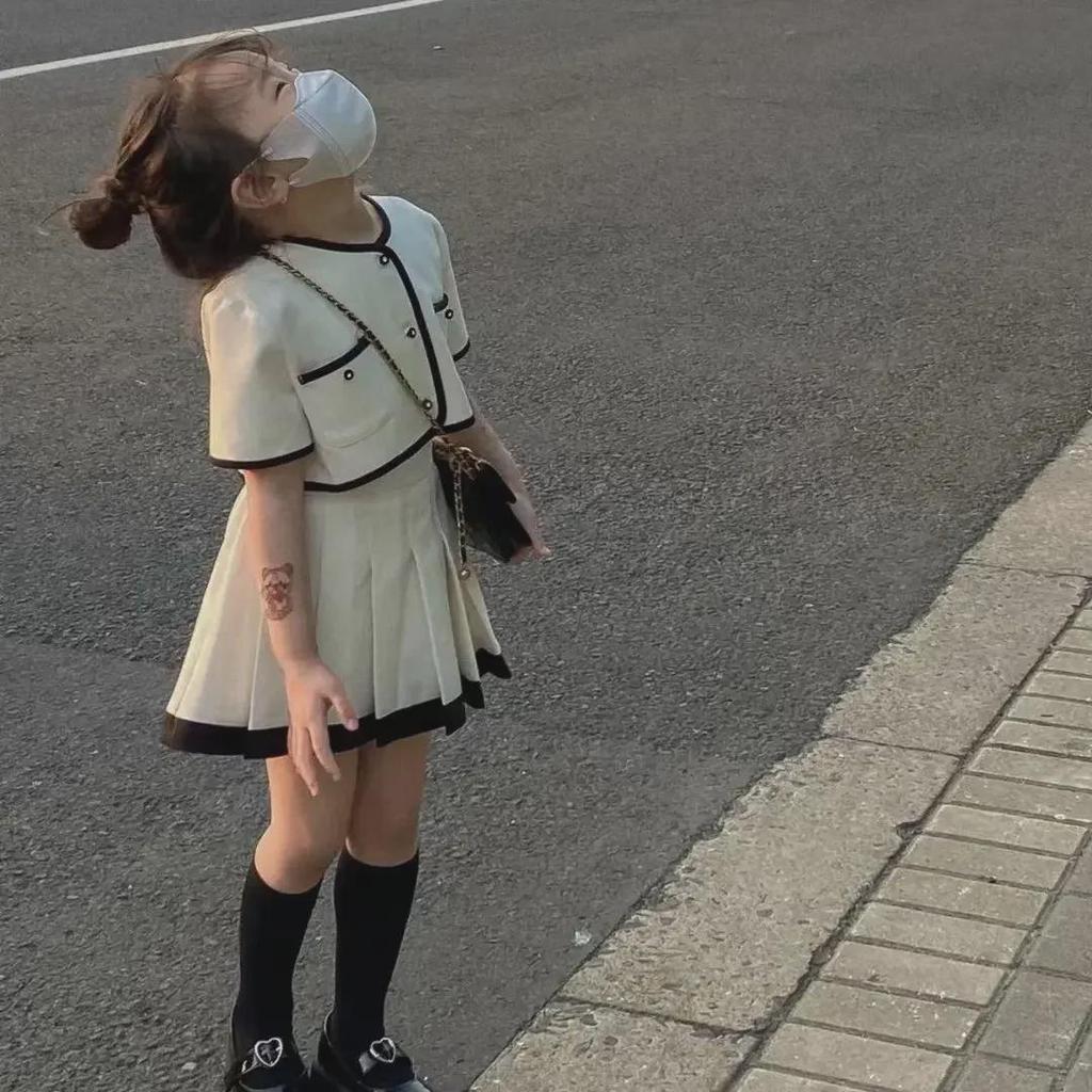 Girls' Summer 2023 Xiaoxiang Style Solid Color Two-Piece Set: Short-Sleeved Top & Pleated Skirt