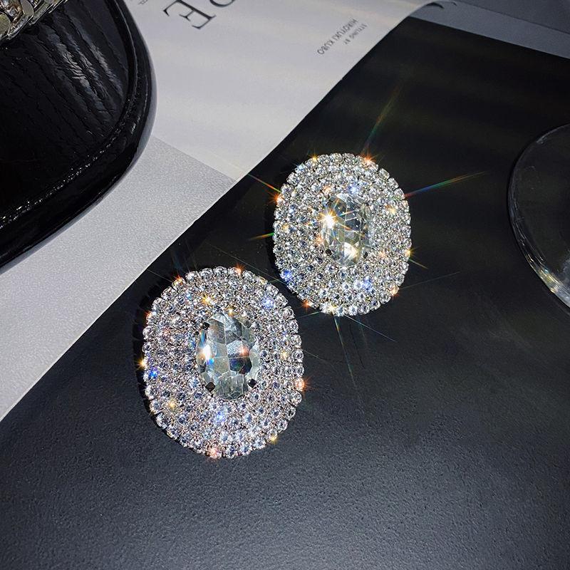Роскошные и сверкающие овальные серьги и серьги с драгоценными камнями в Европе и Америке. Модные и преувеличенные модные серьги главной улицы.
