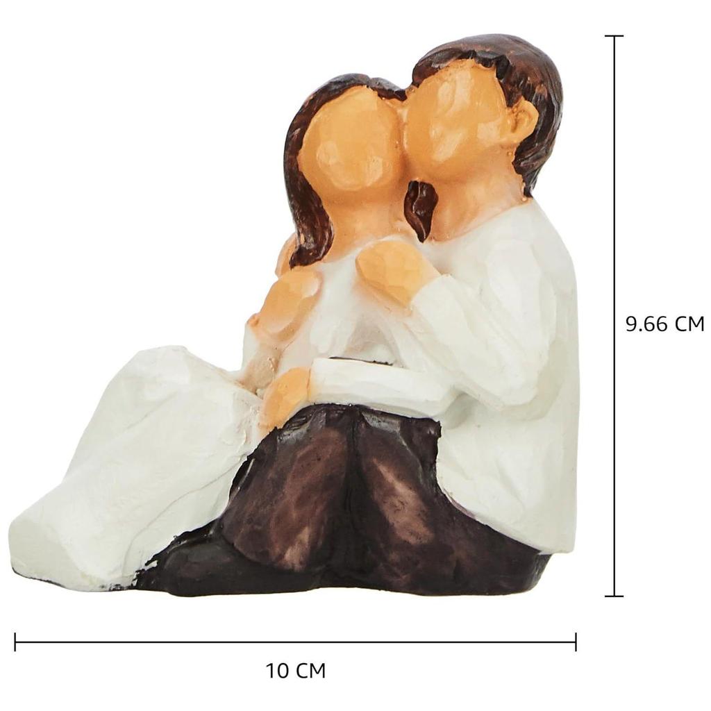Расписанные вручную небольшие статуи сидящей романтической пары | Красивый декор для дома из смолы (Упаковка из 1 шт., белого и коричневого цвета)