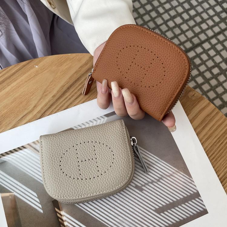 Новый кошелек для монет из натуральной кожи 2025 года: Верхний слой коровьей кожи, ажурный дизайн, многофункциональный держатель для карт и отделение для банковских карт