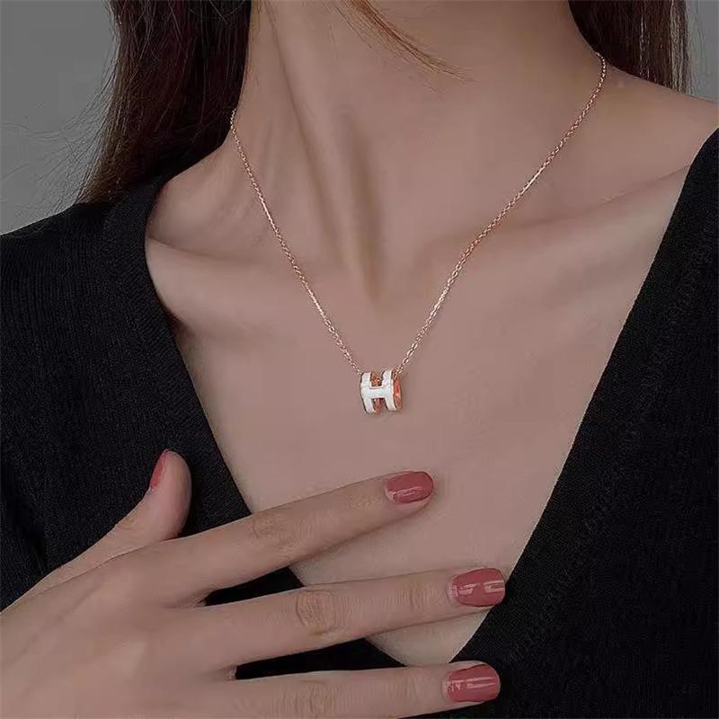 Ожерелье с буквой H Женское простое темпераментное ожерелье с ключицами Интернет-красные аксессуары Ожерелье с буквой H в форме капли масла 2023