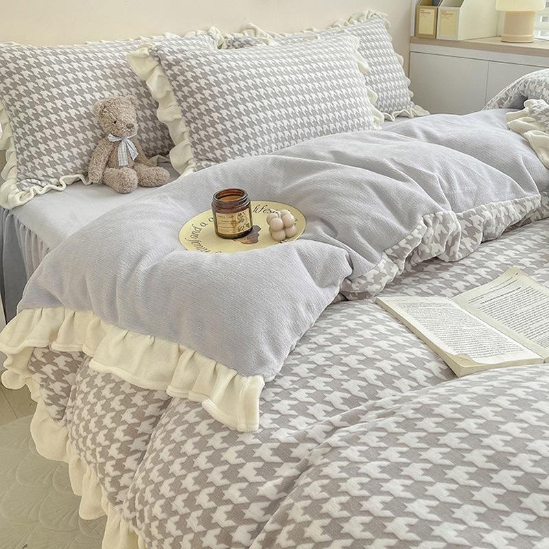 Утолщенный комплект из четырех предметов из молочного флиса, Утолщенное постельное белье из флиса, Зимний резной коралловый флис, Пододеяльник, Простыня, Юбка для кровати