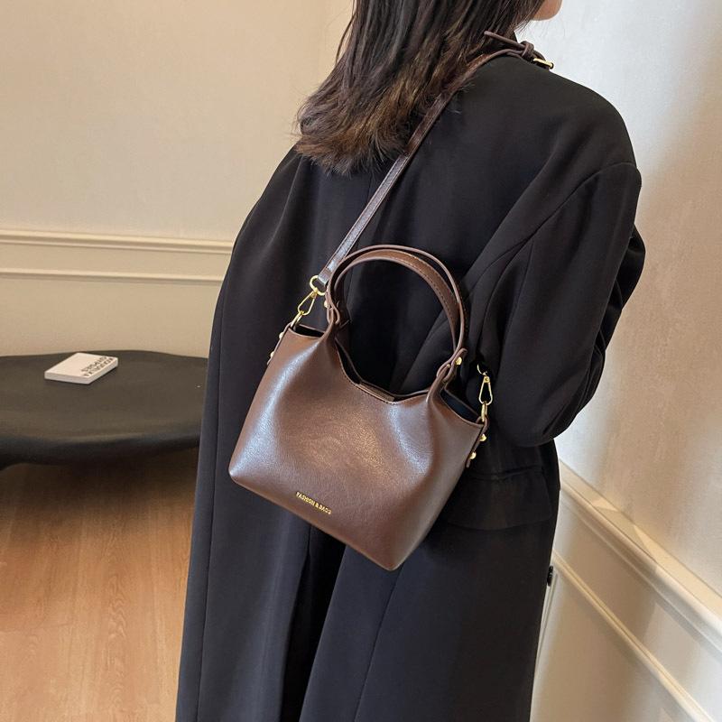 Retro large-capacity bucket bag women's 2025 new trendy fashion Korean tote bag niche textured underarm bag