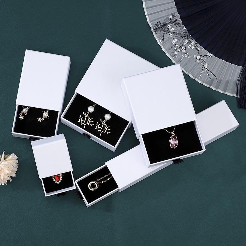 Черная шкатулка для украшений для колец, ожерелий, серег, кулонов и браслетов - Элегантная подарочная упаковка