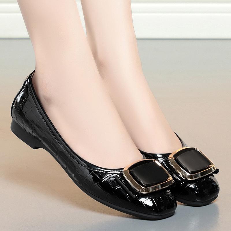 Женские летние плоские сандалии 2025 с квадратным носком, неглубокие одинарные туфли из мягкой искусственной кожи, повседневные, удобные, универсальные, на низком каблуке, изящные