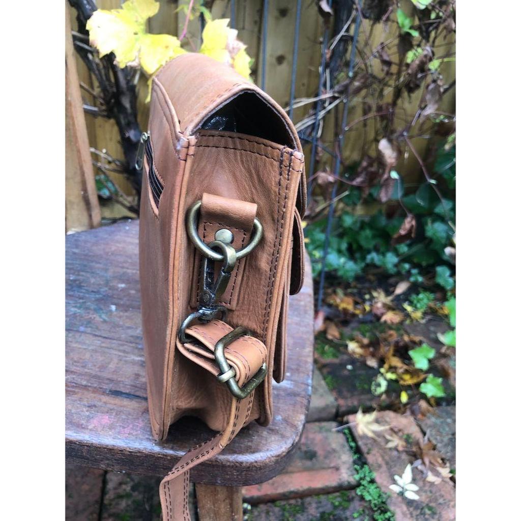 Маленькая седельная сумка, сумка через плечо из кожи буйвола, седельная сумка в стиле ретро, сумочка через плечо, изготовленная с соблюдением этических норм, традиционная коричневая кожаная сумка, отвечающая принципам справедливой торговли.