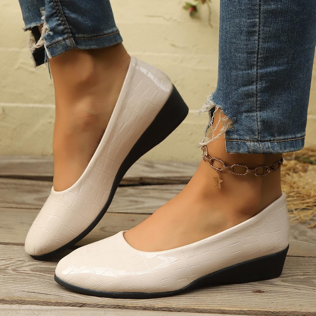 Fashion Large Size Casual Flat Bean Shoes 2025 New Round Toe Shoes for Women Soft Sole Outside To Wear Shallow Mouth Single Shoes Women