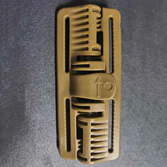 Отличная быстросъемная пряжка без перфорации, удобная, практичная.