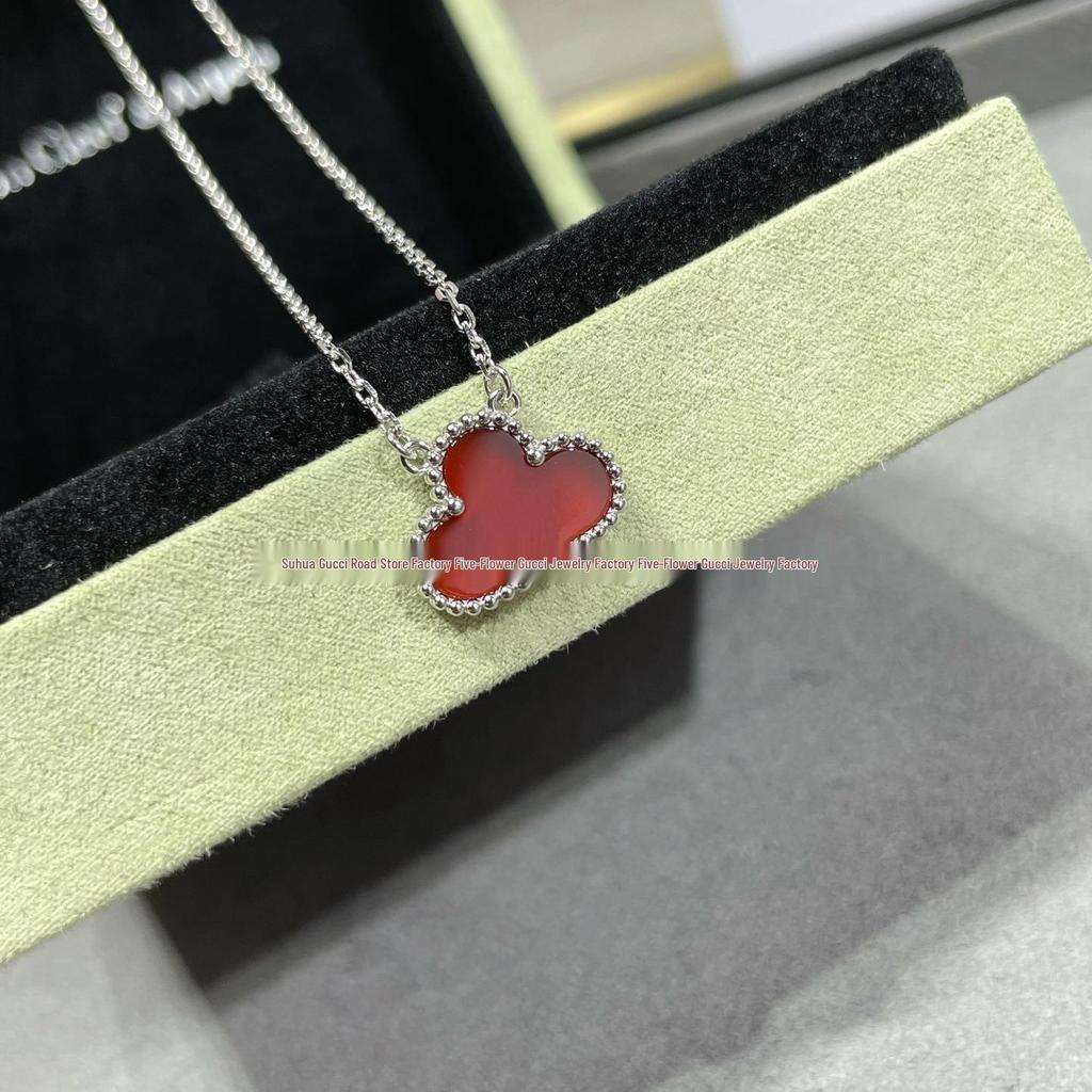 Ожерелье «Четырехлистный клевер» Van Cleef: Золотой кулон с дизайном в виде пяти цветков, с белым перламутром, красным агатом и бриллиантом для женщин.