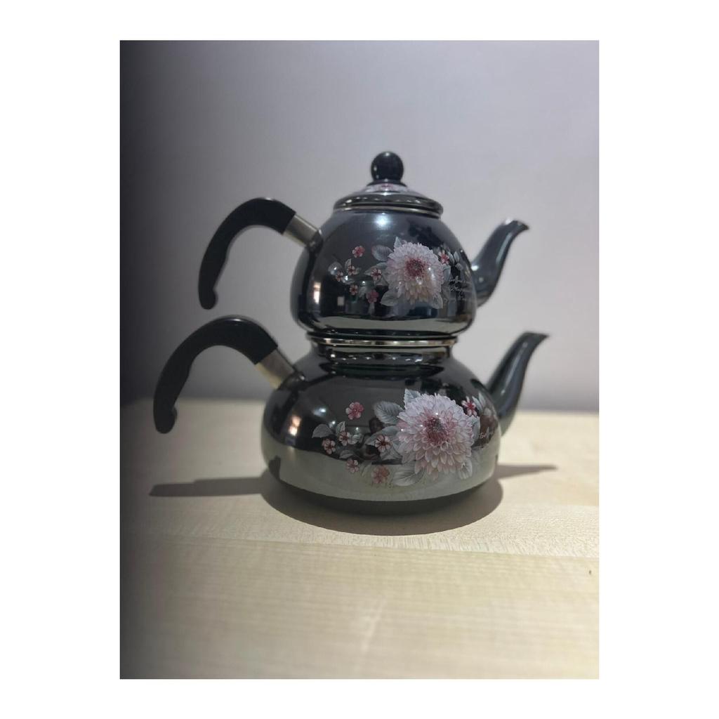 Эмалированный чайник с черными цветами