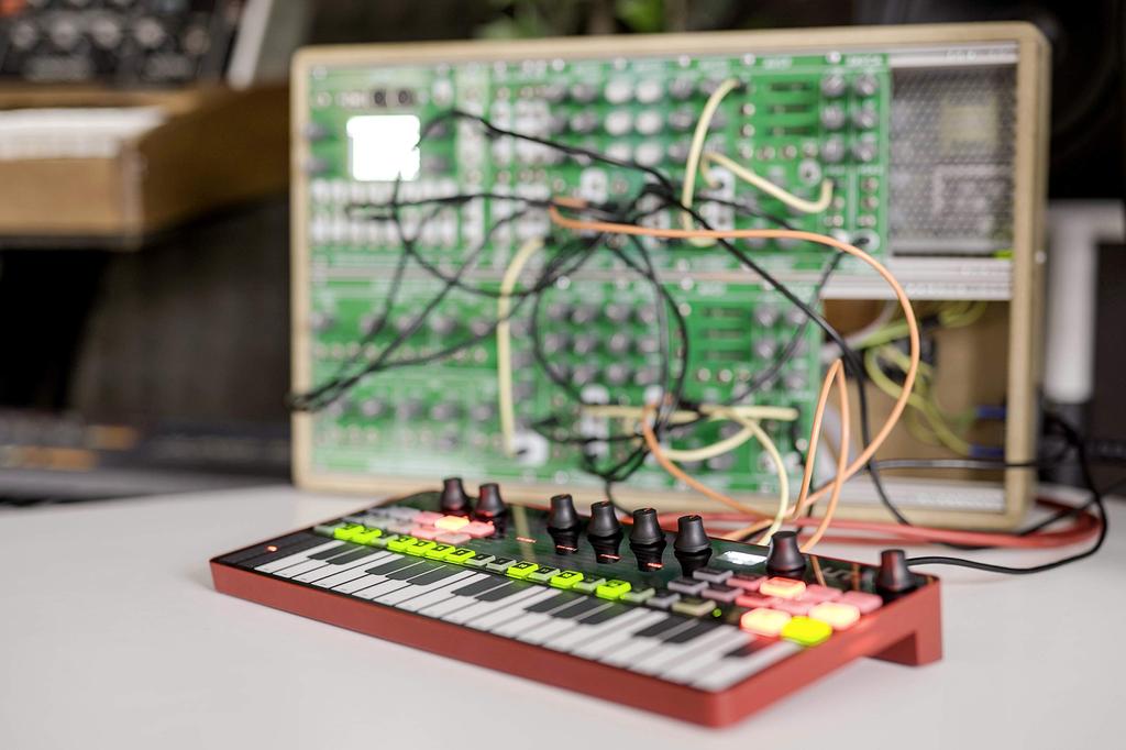 IK Multimedia UNO Synth Pro Desktop 5.537 см