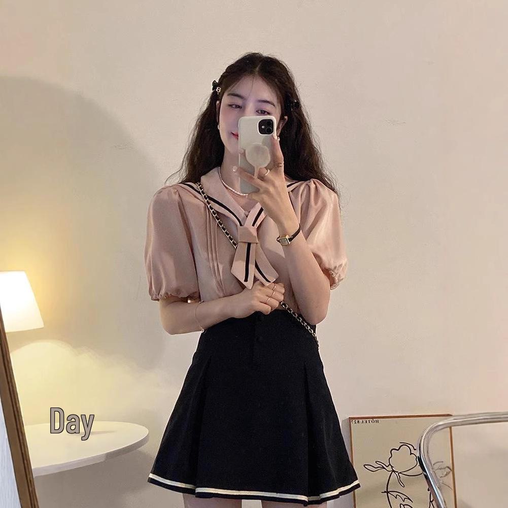 Женский летний комплект из двух предметов 2025 года в студенческом стиле: рубашка с темно-синим воротником, рукавами-фонариками и плиссированной юбкой с высокой талией