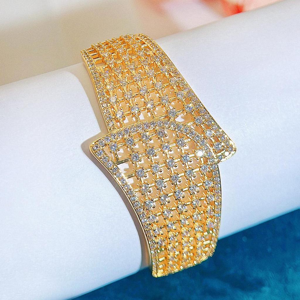 CMM Dubai Golden Retro Emerald Color Zirconia Hollow Large Wide Bangle Bracelet Womens Party Aristractic Hand Jewelry Accessories