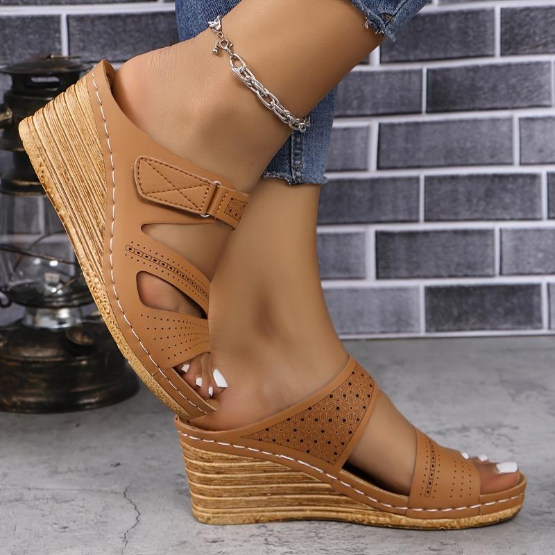 Босоножки на танкетке с открытым носком и высоким каблуком — удобные туфли без застежек с ремешками сзади, верхом из искусственной кожи и резиновой подошвой