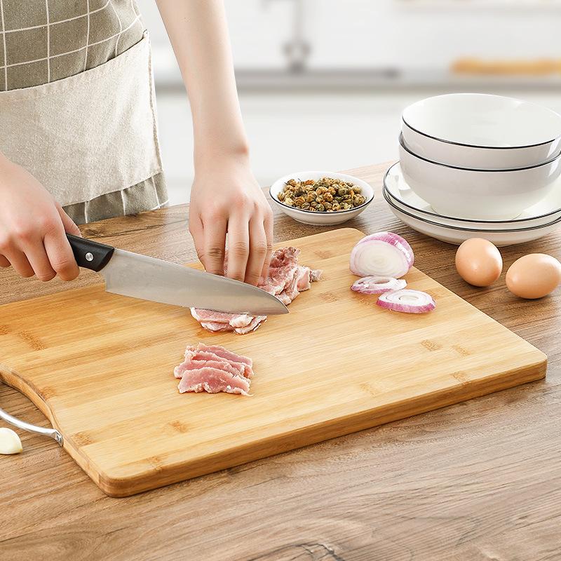 Многоцелевая разделочная доска из бамбука мосо: Массив дерева для мяса, овощей, фруктов, детского питания и использования в качестве скалки.