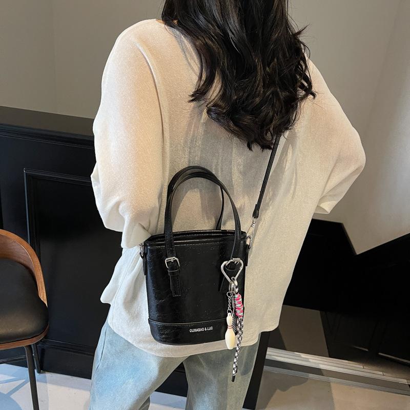 Autumn and Winter Niche Design Bag Women's 2025 New Trendy and Popular Versatile Messenger Bag Casual Commuter Portable Bucket Bag