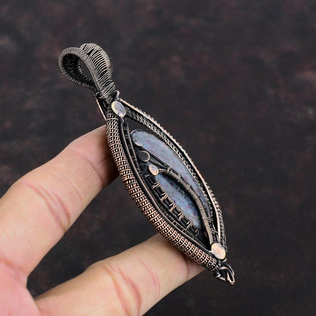 Кулон с рубином в синем кианите, медная проволочная обертка, ювелирное изделие ручной работы, стильный кулон, кулон с драгоценным камнем, медное ювелирное изделие, подарок на годовщину