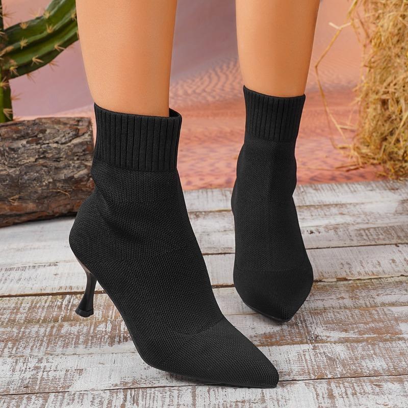 Обувь для женщин. Классические женские ботинки в стиле ретро. Нескользящие ботинки на толстой подошве. Современные ботинки. Удобные и универсальные ботинки.