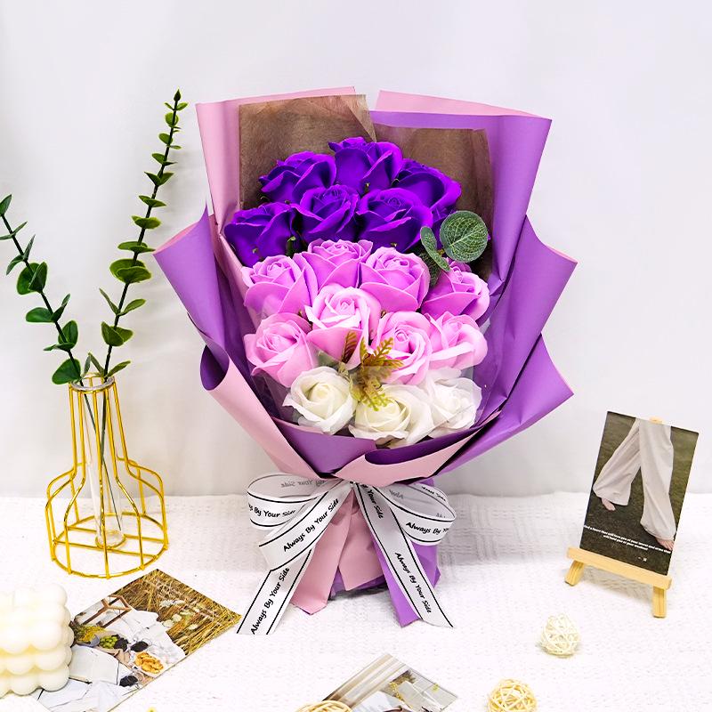 Подарочная коробка с букетом из 18 мыльных роз на День Циси / День святого Валентина
