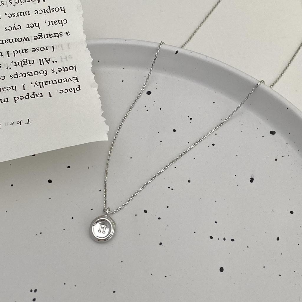 Нишевый дизайн Круглая подвеска Ожерелье с буквой - Элегантная, простая и универсальная цепочка для ключиц для женщин.