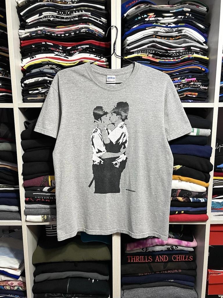 Vintage Y2K Banksy Kissing Coppers Art Graphic T-Shirt Size M Gray