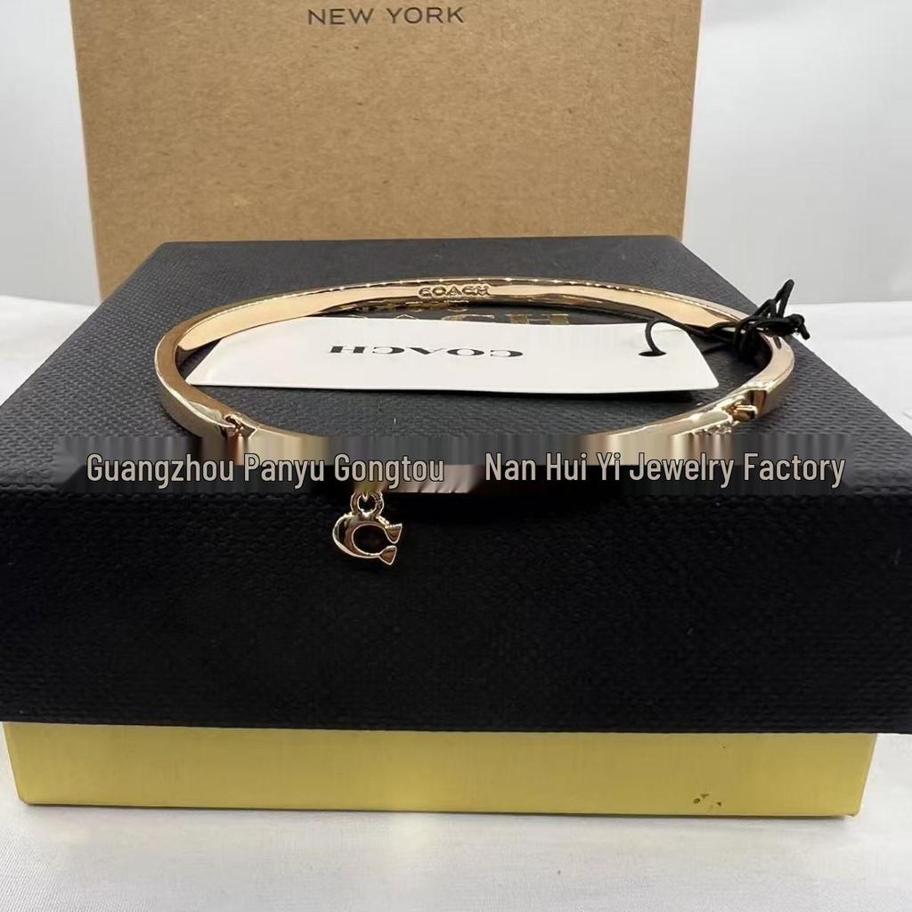 Знаменитый эмалевый браслет-манжета на шарнире COA