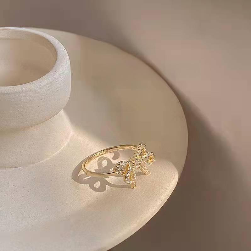 Позолоченное микроинкрустированное кольцо-бантик для женщин - нишевый дизайн, элегантный и нежный стиль, легкая роскошная подарочная коробка в комплекте