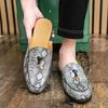 Модный дизайнер Новые мужские полушлепанцы лоферы Повседневный шарм Змеиный узор Кожаные мюли Мокасины Дышащая обувь для вождения