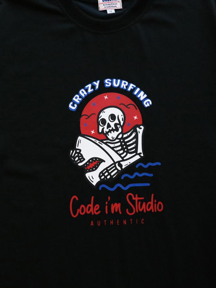 CODE I'M Crazy Surfing Арт-принт Оверсайз Футболка с коротким рукавом Черная