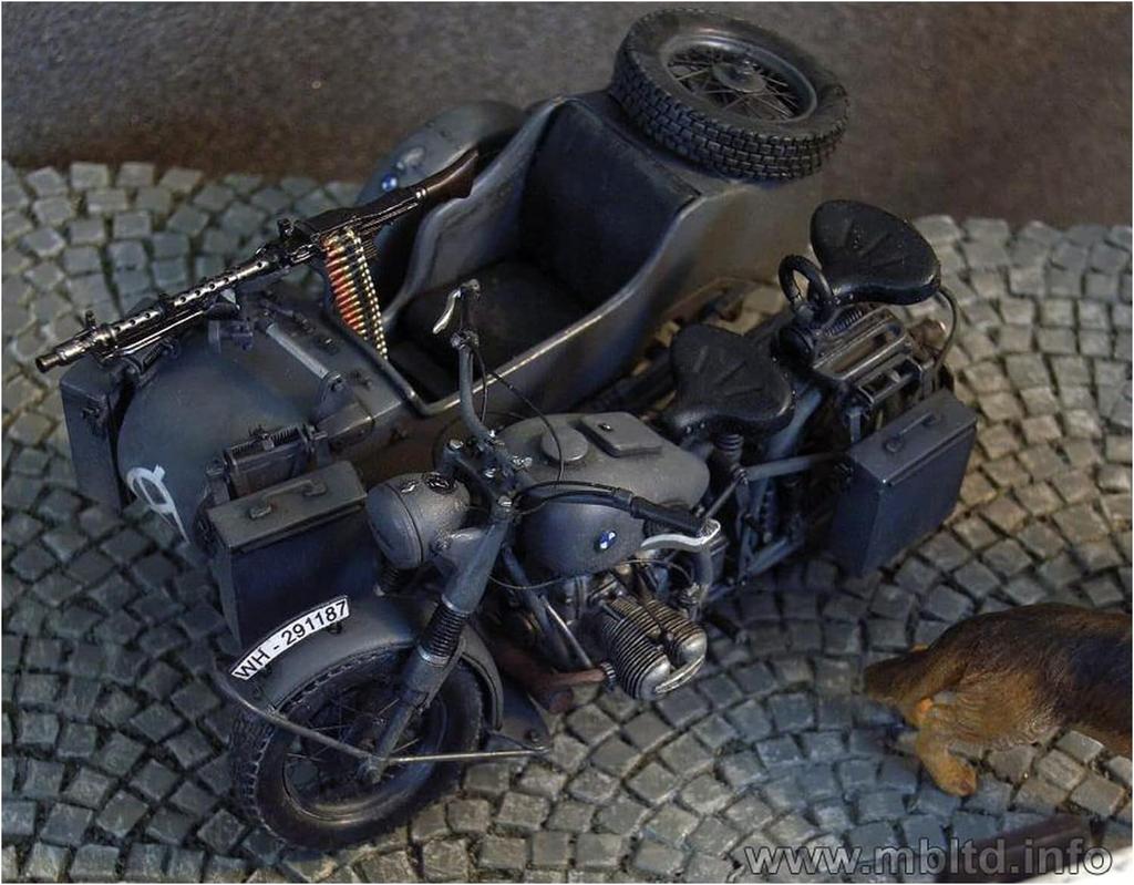 Master Box 1/35 Немецкий военный мотоцикл BMW-R75 с коляской Пластиковый набор модели MB35028