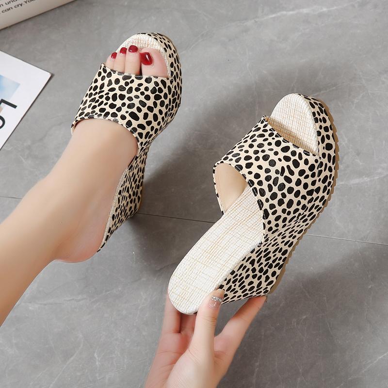 Модные тапочки Женские босоножки на каблуке Женская обувь Каблуки Платформа Одно слово Тапочки Дизайнерские замшевые на танкетке Большие размеры Водонепроницаемые Летние Новые