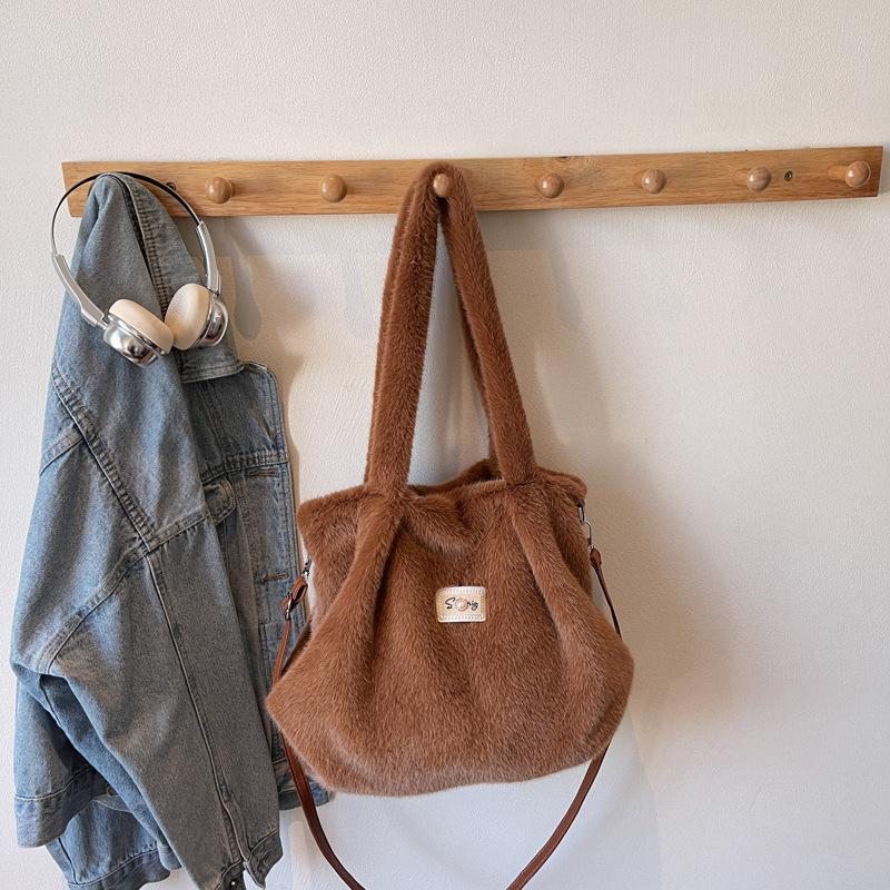 Плюшевая сумка женская 2025 новая осень и зима популярная мода ленивая расслабленность сумка-тоут для поездок на работу сумка-мессенджер