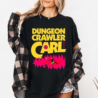 Футболка Carl Dungeon Crawler Футболка для любителей научно-фантастических книг Винтажный стиль Модная графическая футболка Футболка Подарок для женщин Унисекс Футболка