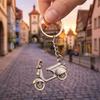 Брелок для ключей в виде самоката Сплавной брелок-шарм 'Самокат' с кольцом для ключей Ретро-самокат Шарм для сумки Стильный брелок Подарок для мужчин и женщин