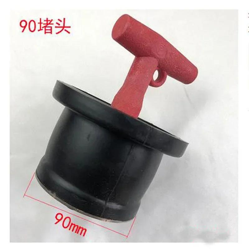 Испытание на герметичность напорной трубы с резиновой заглушкой автомобильного радиатора