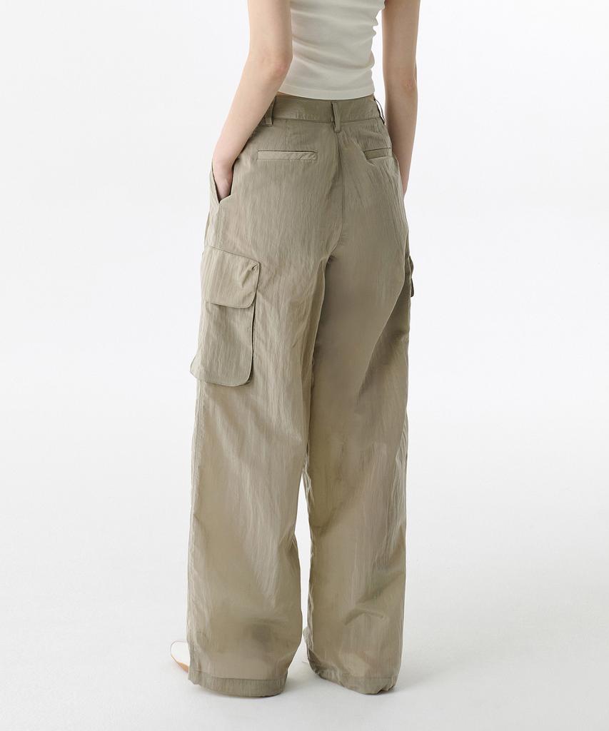 MUSINSA STANDARD WOMAN Женские яркие нейлоновые широкие брюки-карго с двумя складками [Светло-бежевый]
