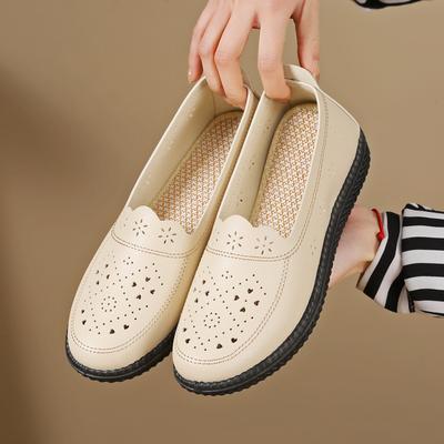 2024 Летние сандалии Мягкая подошва Кожаная обувь Нескользящая обувь для мам и пожилых женщин с дырками на плоской подошве Противоскользящая полая дышащая